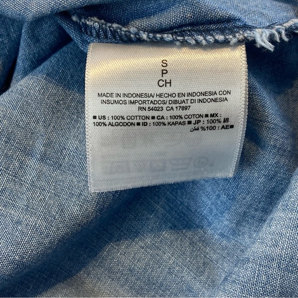 Old Navy Classic chambray medium wash women’s button down shirt Size S - Picture 9 of 15